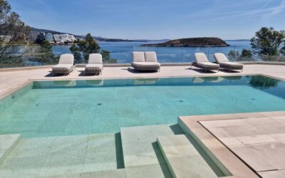 Villa en primera línea de mar con acceso a la playa y piscina en Cala Vinyas