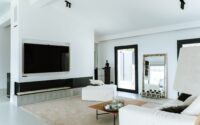 Wohnzimmer mit Kamin&Fernseher