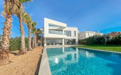 Moderna propiedad de lujo en primera línea de mar sobre Port Adriano, Mallorca